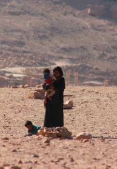 Une mère et ses enfants, à Péta, en Jordanie.