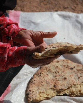Une femme bédouine préparant le pain traditionnel, (Jordanie)