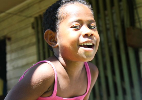 Que de beaux sourires, dans ce village de Fidji !